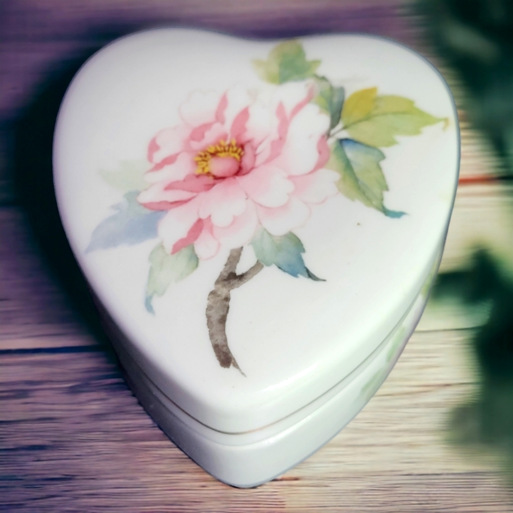 Valentine's Day Gift Heart-shaped Vintage Floral Trinket Box made in England